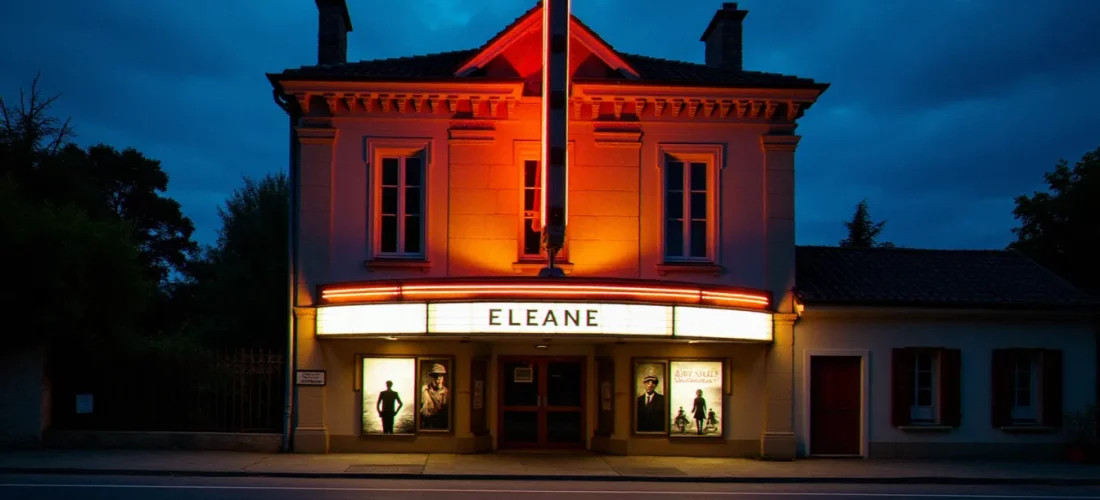 Façade d'un cinéma de ville de province éclairée au crépuscule, évoquant l'ambiance des salles obscures de 2005 au cinéma