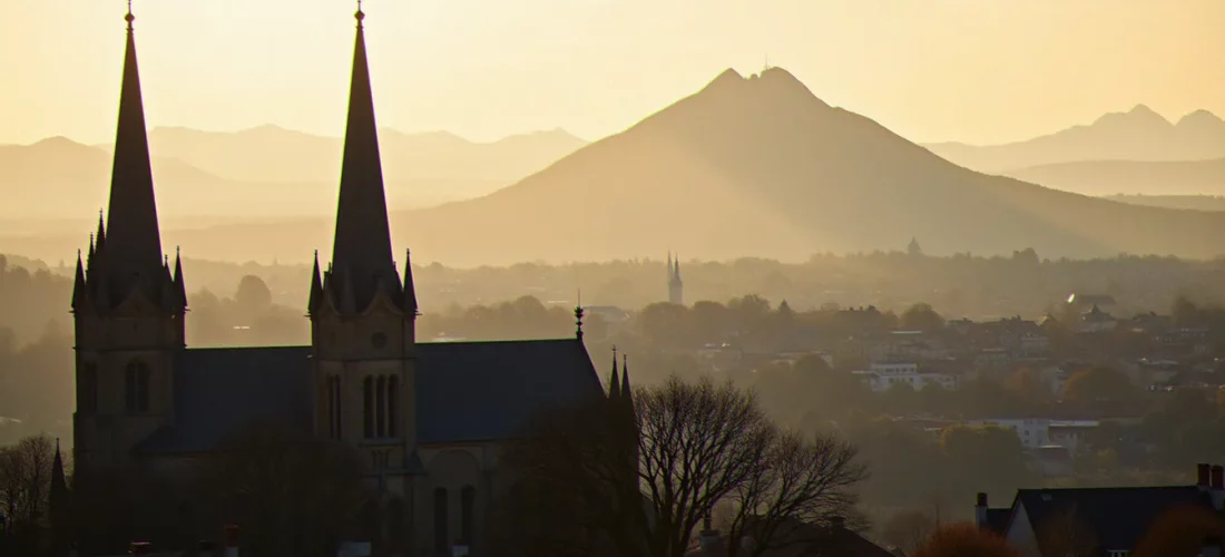 Vue sur la cathédrale de Clermont-Ferrand et le Puy de Dôme, symbole du clermont auvergne tourisme
